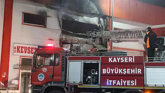 Kayseri'de mobilya imalathanesi yangında küle döndü