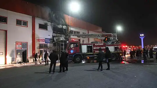 Kayseri'de mobilya imalathanesi yangında küle döndü