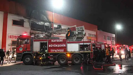 Kayseri'de mobilya imalathanesi yangında küle döndü