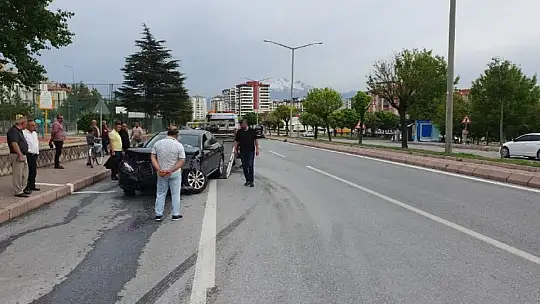 Kayseri'de 2 araç birbirine girdi...