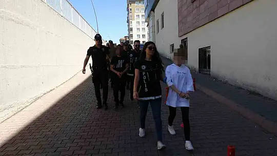 Kayseri'de uyuşturucu tacirlerine operasyon! Gözaltına alındılar