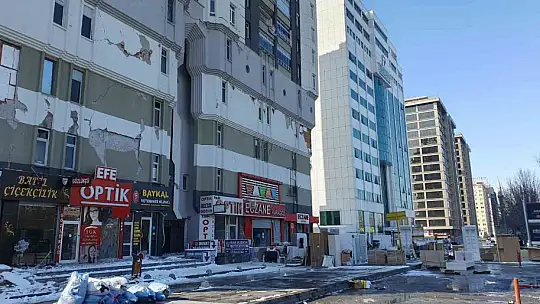Kayseri'deki ağır hasarlı binada yıkım öncesi tahliyeler başladı
