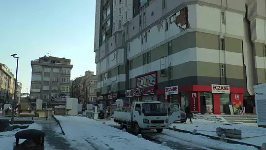 Kayseri'deki ağır hasarlı binada yıkım öncesi tahliyeler başladı