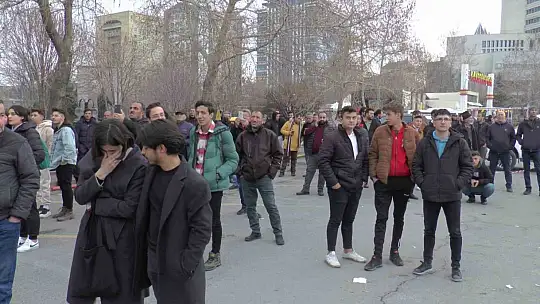 Ağır hasarlı binanın yıkımına başlandı