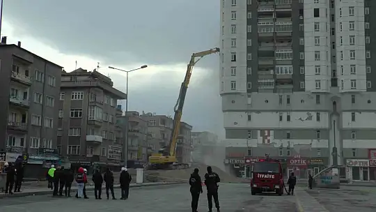 Ağır hasarlı binanın yıkımına başlandı