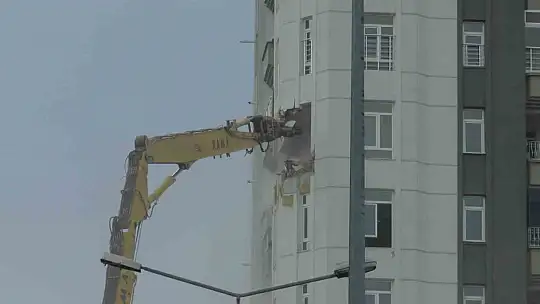 Ağır hasarlı binanın yıkımına başlandı