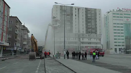 Ağır hasarlı binanın yıkımına başlandı