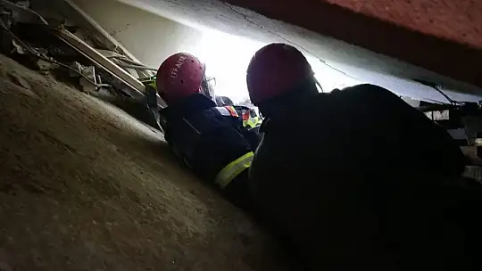 Kayseri İtfaiyesi enkazdan 18 kişiyi sağ olarak çıkardı