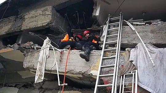 Kayseri İtfaiyesi enkazdan 18 kişiyi sağ olarak çıkardı