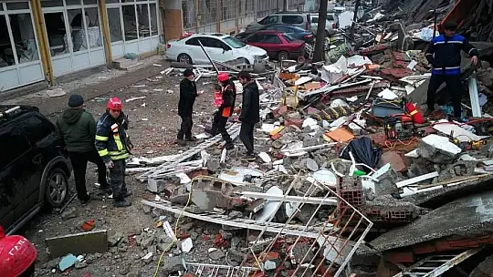 Kayseri İtfaiyesi enkazdan 18 kişiyi sağ olarak çıkardı