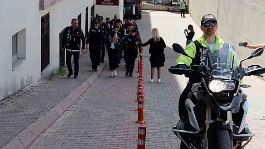 Kökünü kurutma operasyonu!.. 55 adrese eş zamanlı baskın