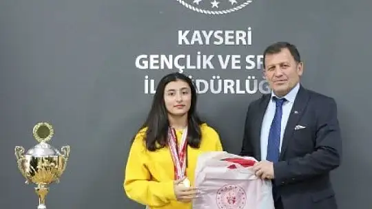 Kayseri Snowboard takımı madalyalarla döndü