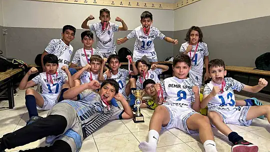 U-12'de şampiyon Demirspor...