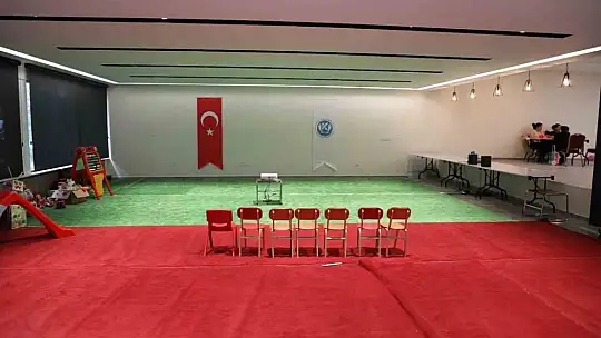 Kayseri Üniversitesi, spor salonu ile kongre merkezini depremzedelere açtı