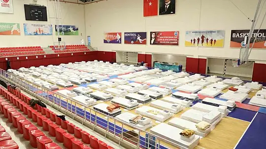 Kayseri Üniversitesi, spor salonu ile kongre merkezini depremzedelere açtı