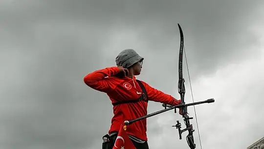 Kayserili okçu Mete Gazoz ile yarıştı