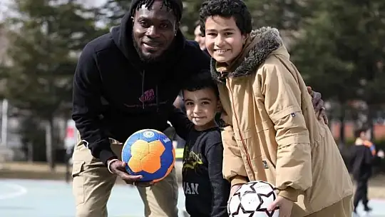 Kayserisporlu futbolcular, depremzede çocukların yüzünü güldürdü