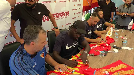 Kayserisporlu futbolculardan imza günü...