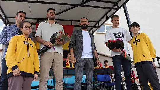 Futbolculardan öğrencilere sınav morali