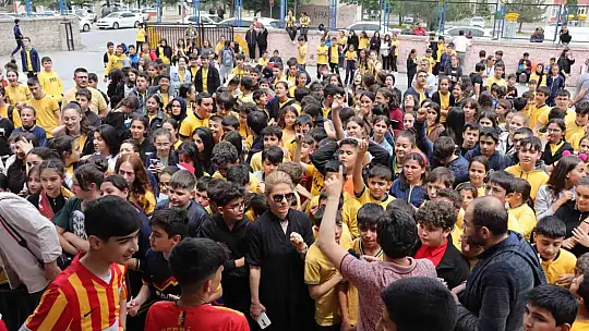 Futbolculardan öğrencilere sınav morali