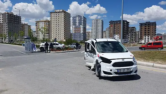 Refüje uçtu! Tabelaya çarparak durabildi: 3 yaralı