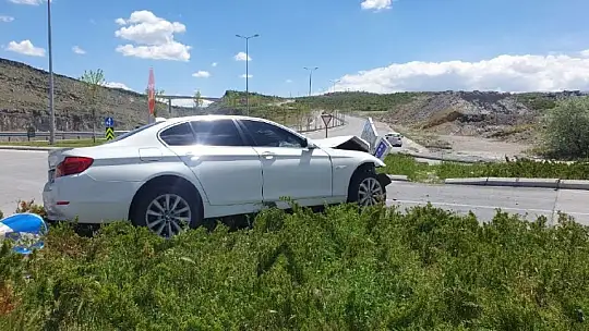 Refüje uçtu! Tabelaya çarparak durabildi: 3 yaralı