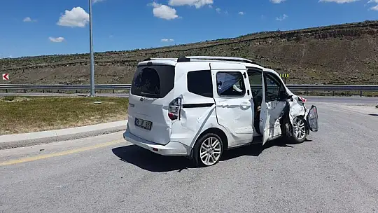 Refüje uçtu! Tabelaya çarparak durabildi: 3 yaralı