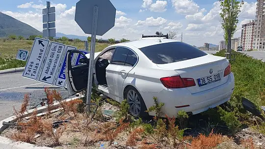 Refüje uçtu! Tabelaya çarparak durabildi: 3 yaralı