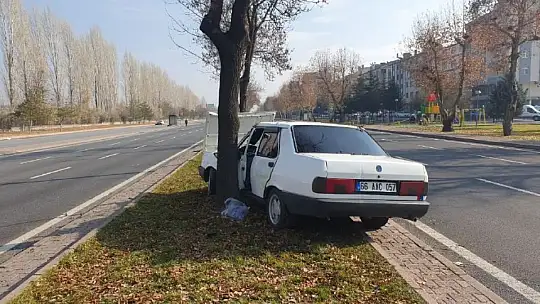 Kazada savrulan otomobil ağaca çarparak durabildi