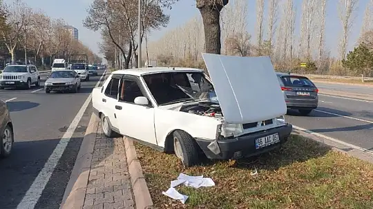 Kazada savrulan otomobil ağaca çarparak durabildi