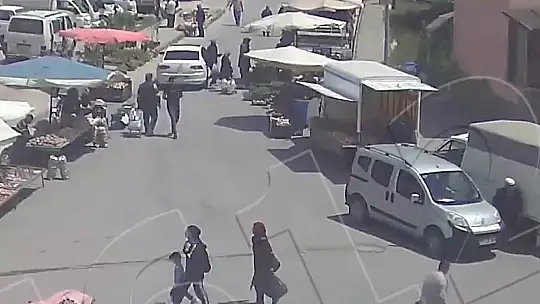 Kimse ne yaptığını anlamadı, pazarda yürüyen adama çarpıp kaçtı