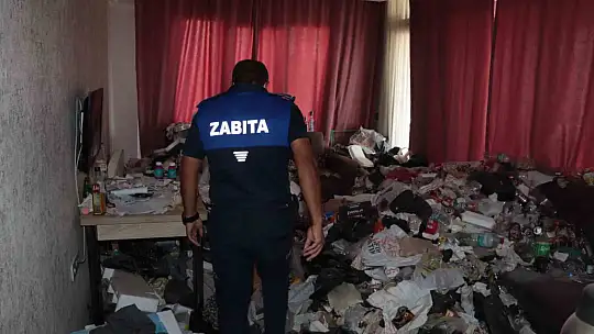 Kayseri'de kiracının bıraktığı evden kilolarca çöp çıktı!