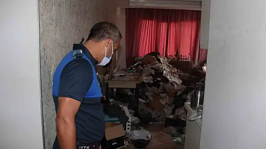 Kayseri'de kiracının bıraktığı evden kilolarca çöp çıktı!