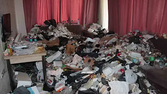 Kayseri'de kiracının bıraktığı evden kilolarca çöp çıktı!