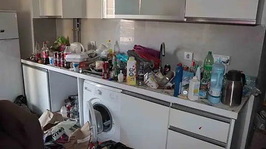 Kayseri'de kiracının bıraktığı evden kilolarca çöp çıktı!