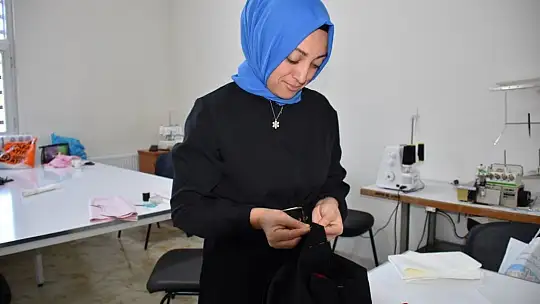 Kursiyerler çocuklara elbise dikiyor