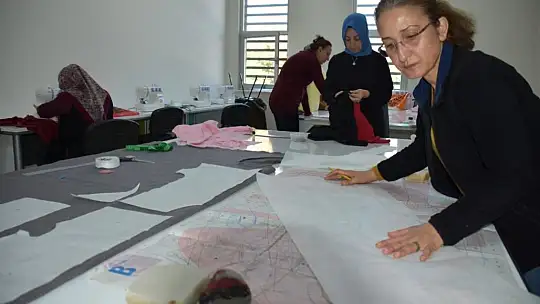 Kursiyerler çocuklara elbise dikiyor