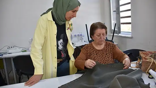 Kursiyerler çocuklara elbise dikiyor