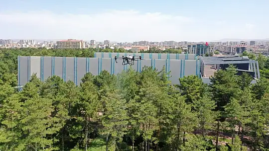 Kocasinan'da yeşil alanlar drone ile ilaçlanıyor