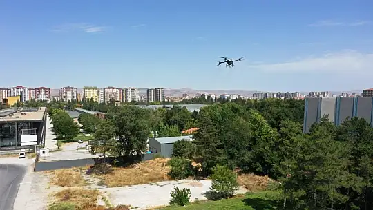 Kocasinan'da yeşil alanlar drone ile ilaçlanıyor