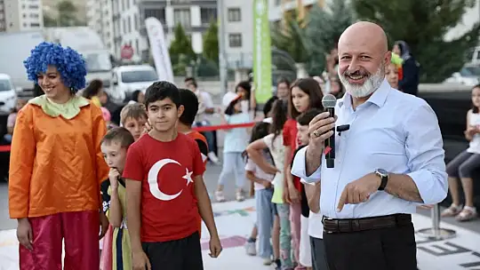 Çolakbayrakdar 'Çocuk gülerse dünya güler'