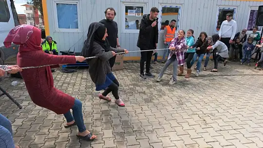 Kocasinan'dan kardeş belediye Türkoğlu'nda çocuklar için sokak şenliği düzenlendi