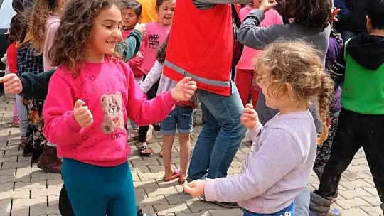 Kocasinan'dan kardeş belediye Türkoğlu'nda çocuklar için sokak şenliği düzenlendi