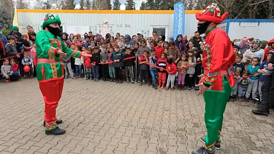 Kocasinan'dan kardeş belediye Türkoğlu'nda çocuklar için sokak şenliği düzenlendi