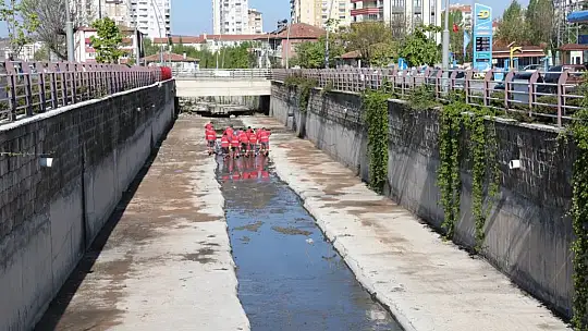 Çolakbayrakdar, 'Vatandaşlara daha hijyenik bir ortam sağlıyoruz'