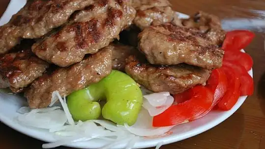 Ünlü köfte zincirinde domuz eti çıkmış – İsmini açıklamamış!