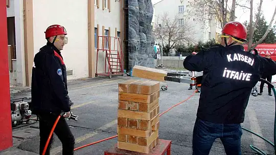 Komando değil itfaiye eri