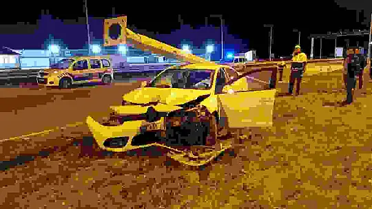 Kontrolden çıkan otomobil aydınlatma direğini devirdi: 1 yaralı