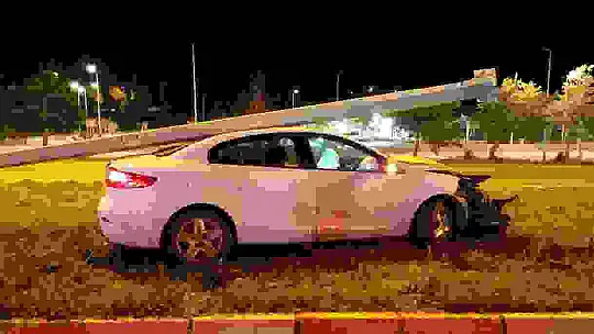 Kontrolden çıkan otomobil aydınlatma direğini devirdi: 1 yaralı