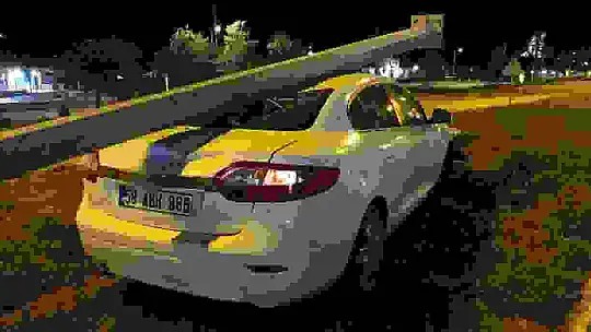 Kontrolden çıkan otomobil aydınlatma direğini devirdi: 1 yaralı